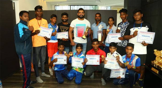 Arun Vijay meet boxers 